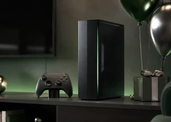 Xbox 25주년 한정판 예약 구매를 상징하는 일반형 게임 콘솔과 컨트롤러